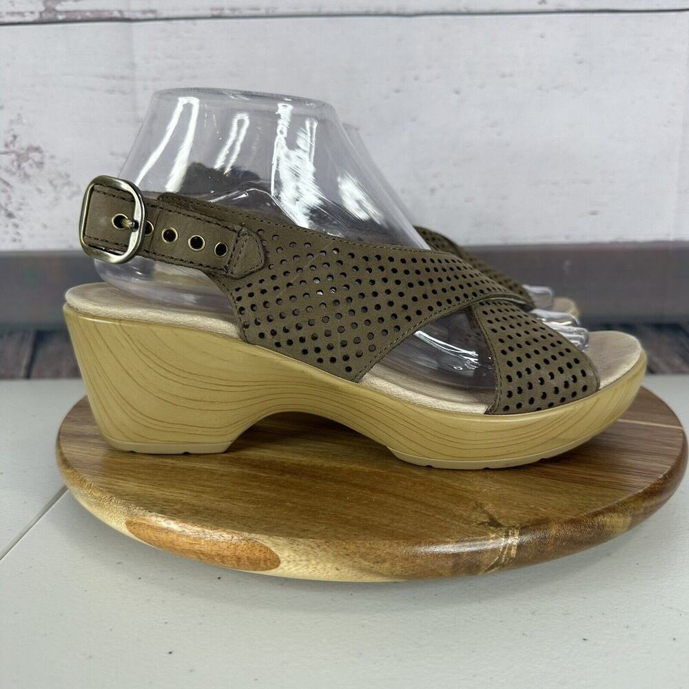Dansko Sandal Womens 8 Beige Leatherā Comfort Wedge Cushioned Perforated Buckle